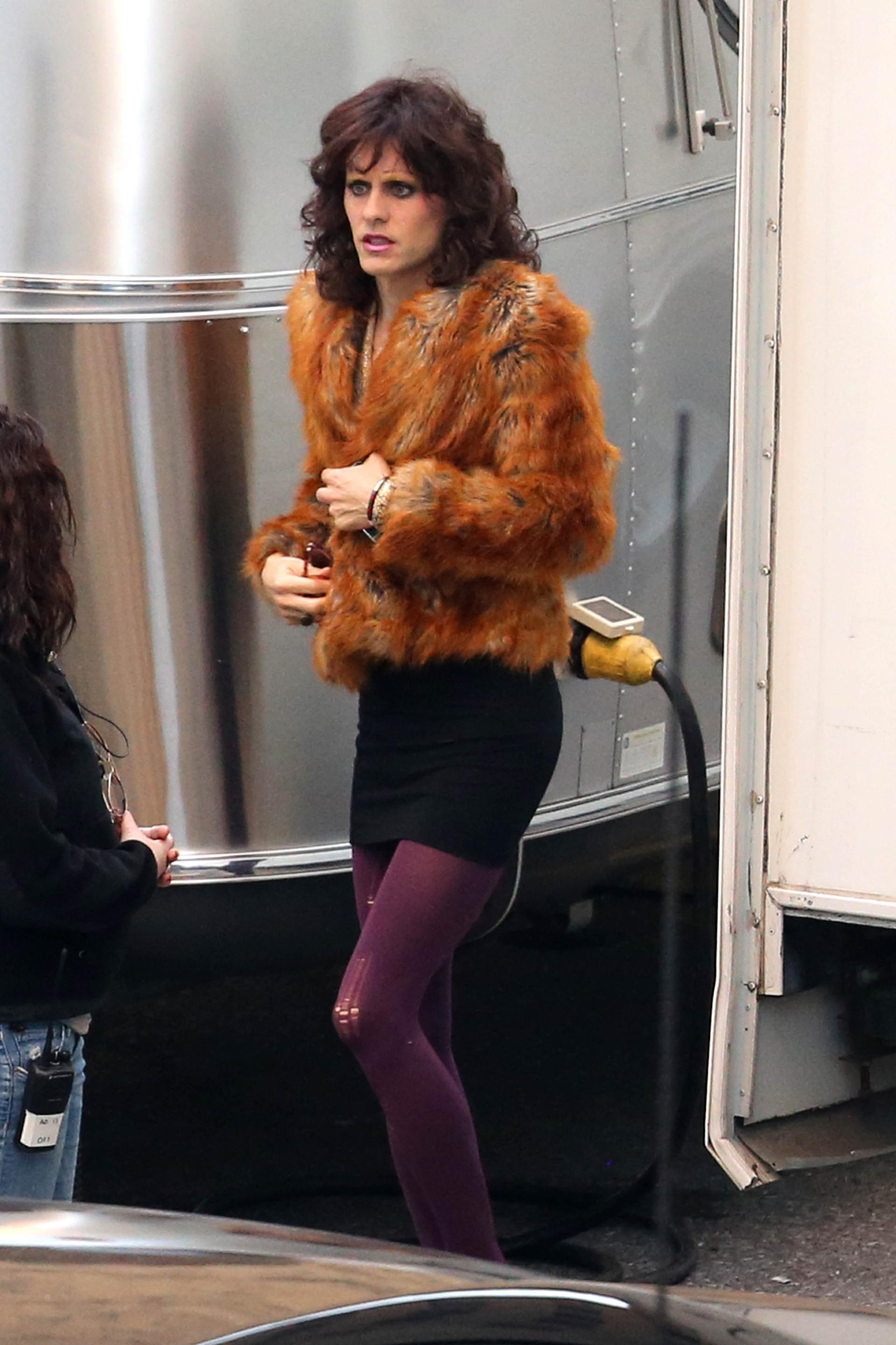 Jared Leto wearing high heels, a mini skirt and a fur coat on his first day of filming ...1920 x 2880