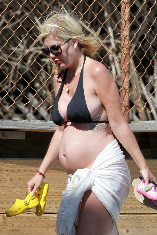 Tori Spelling Pregnant Bikini 66