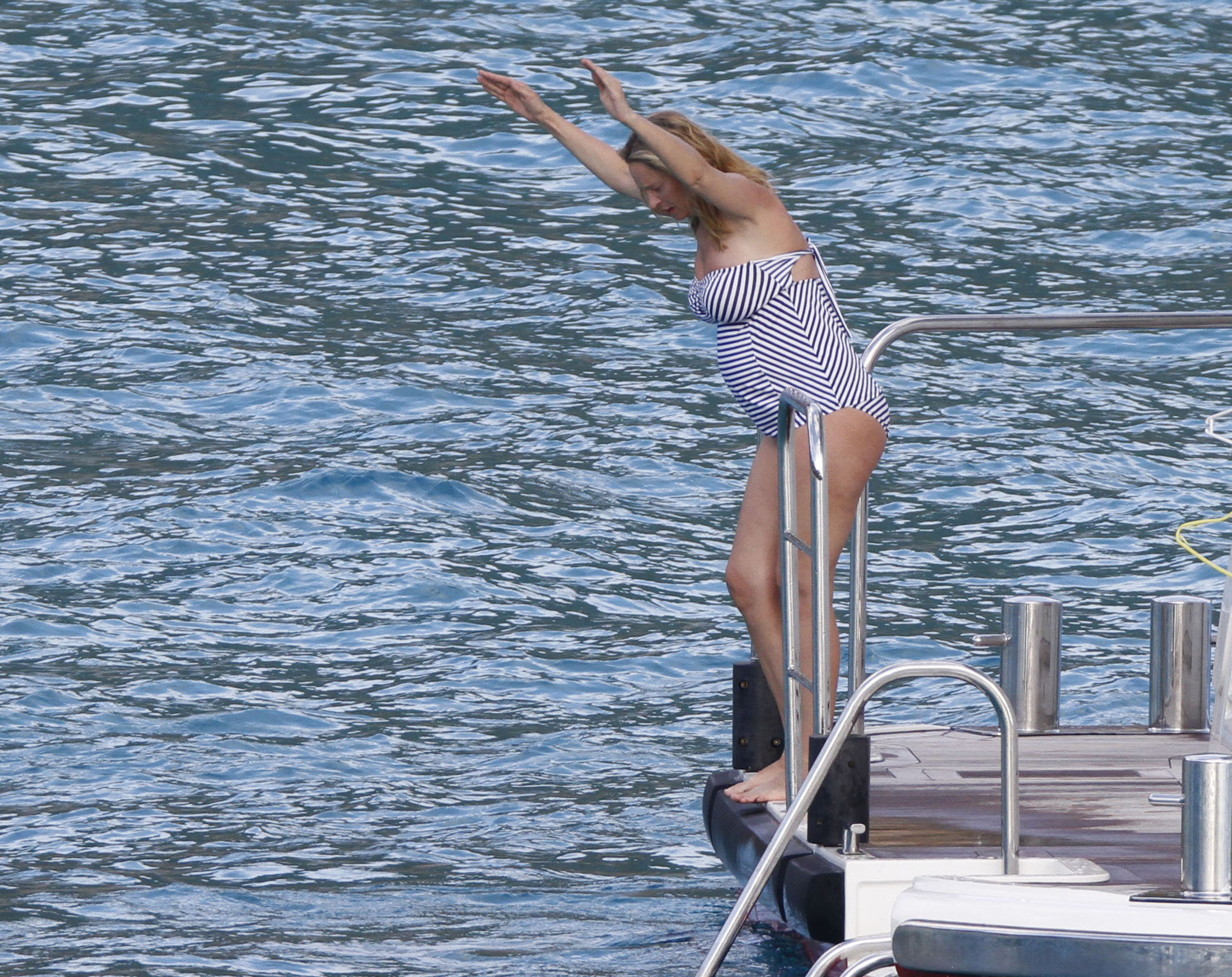 Pregnant Uma Thurman Stretching It Out In St. Barts | 110481 | Photos | The Blemish