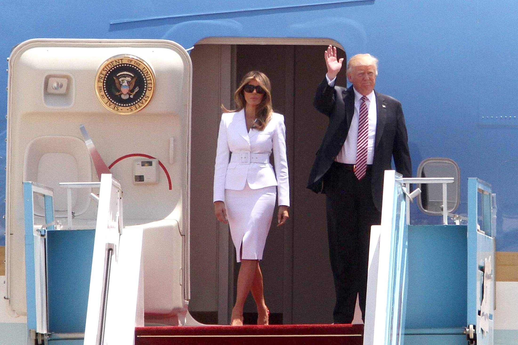 Donald and Melania are bad at holding hands