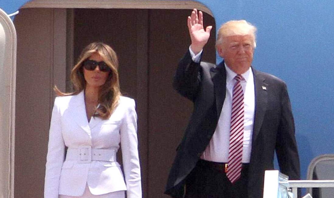 Donald and Melania are bad at holding hands